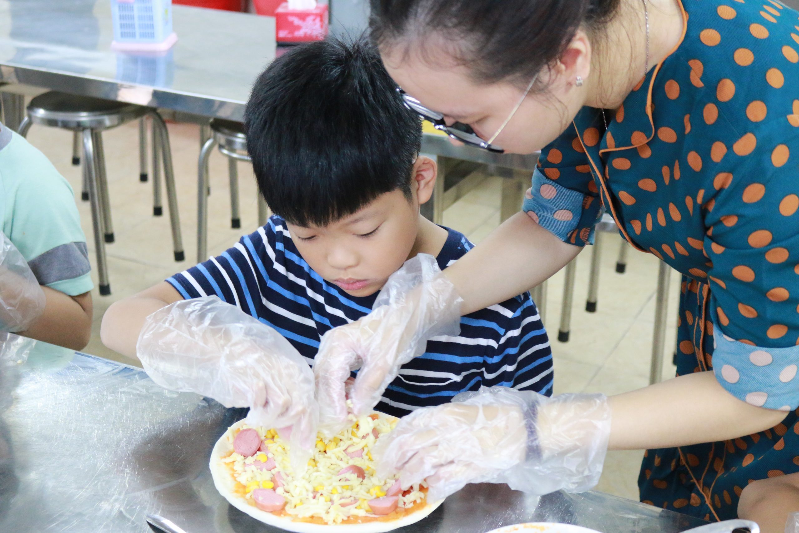 WHSers trổ tài làm bánh pizza