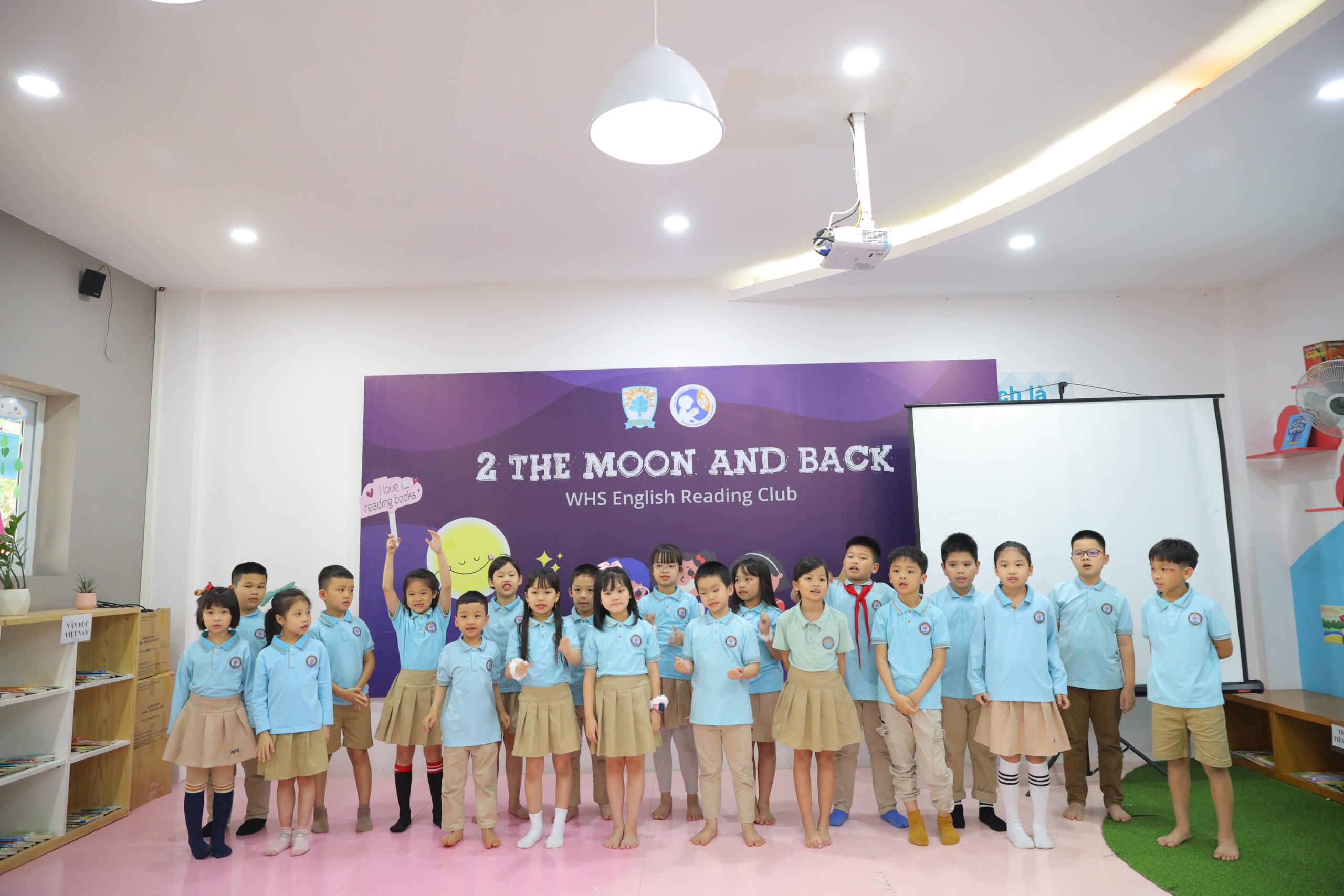 Ra mắt CLB Đọc sách Tiếng Anh “To The Moon and Back”