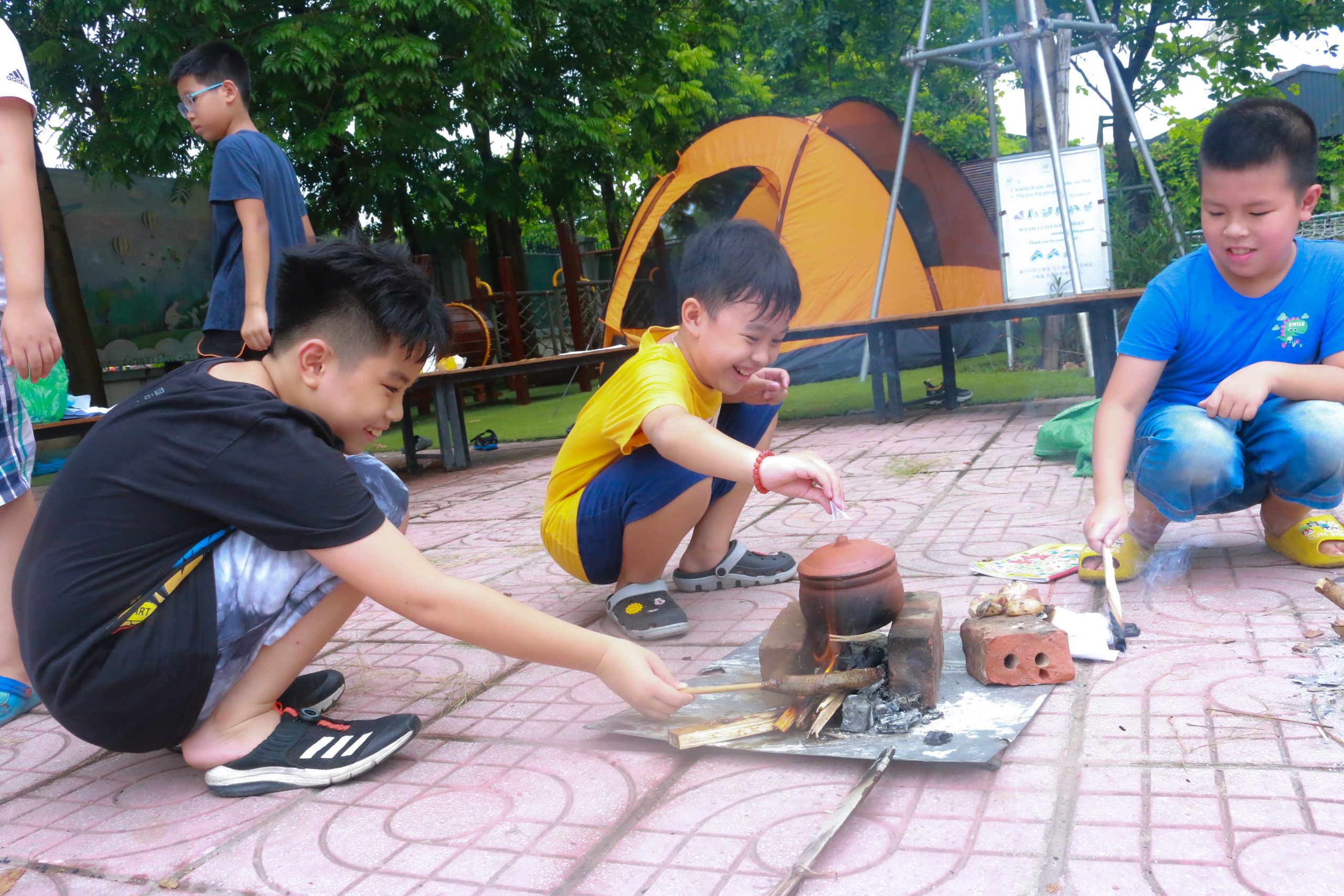 Camp Survival chặng 2 trại hè WHS: Dựng lều, nhóm lửa, thổi cơm